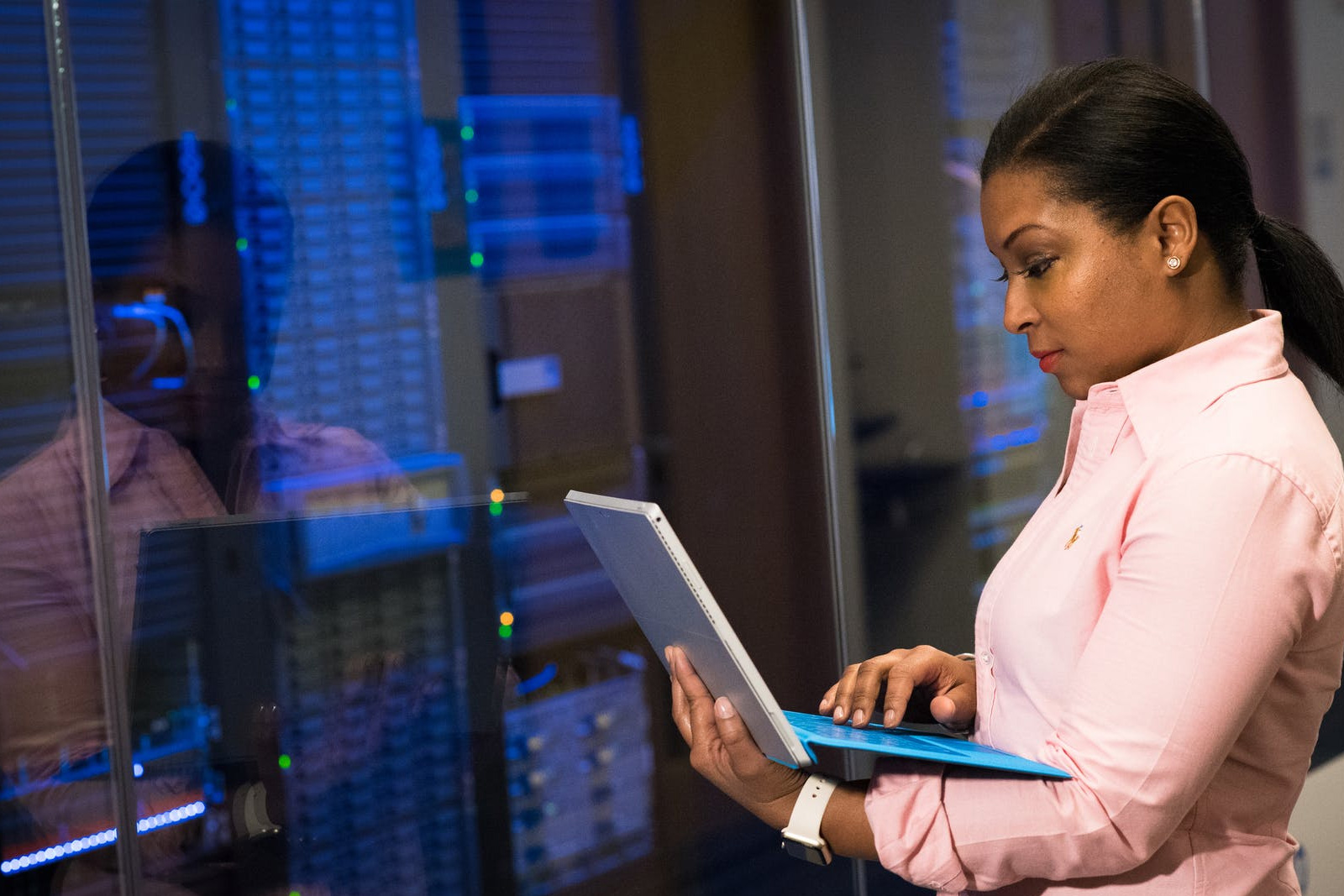 Factors-to-consider-when-choosing-a-web-host-for-your-business-website